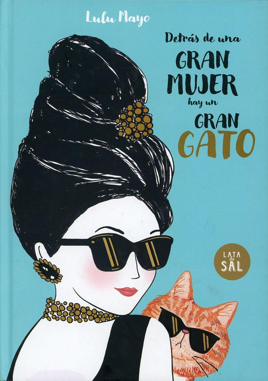 Detrás de una gran mujer, hay un gran gato